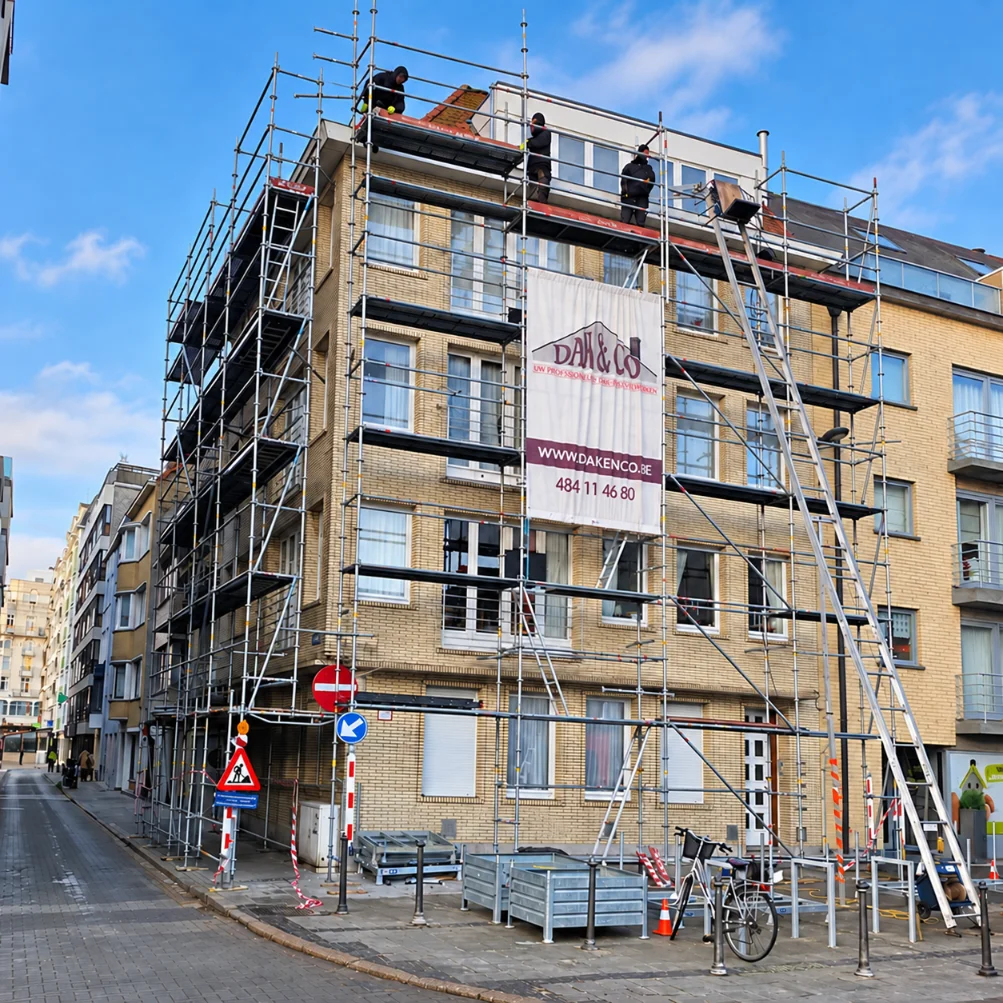 Werf van Dak & Co met stelling en bouwbanner aan een appartementsgebouw aan de kust