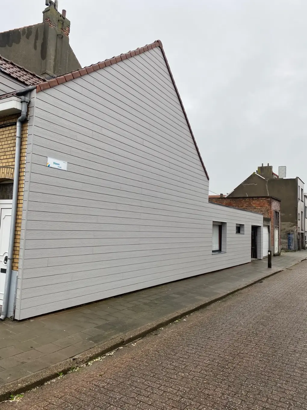 Gevelbekleding in houtlook op een woning